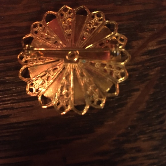 Vintage gold-tone filigree petit point brooch - Picture 3 of 5